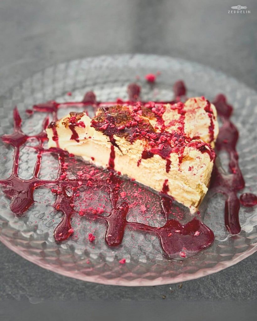 Tarta de queso al horno servida fría