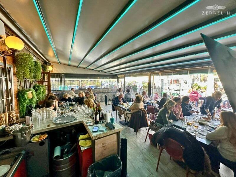 Comida ligera servida en la terraza de ZEPPELIN en Torrelodones