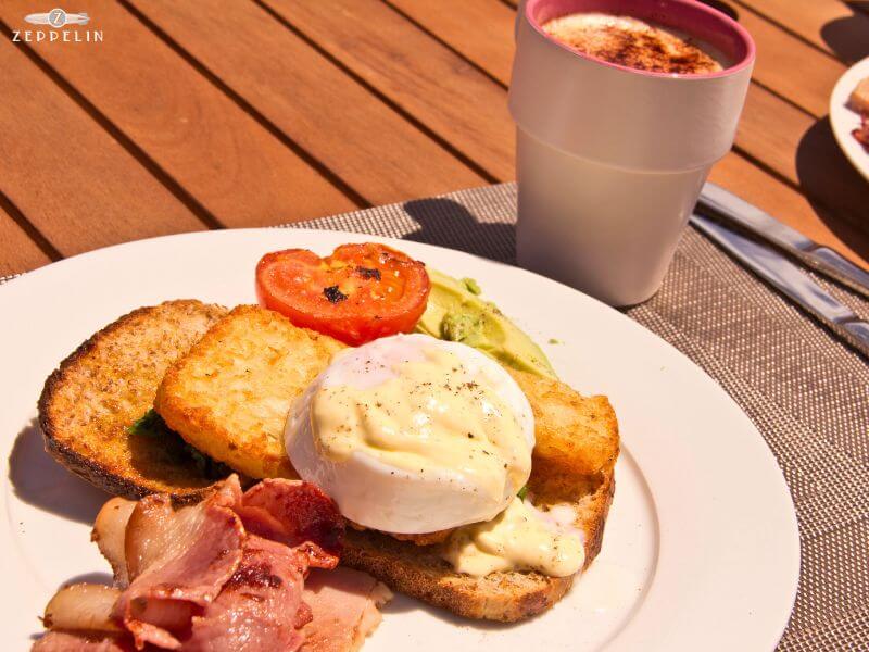Brunch estilo gourmet con huevos benedict y café en ZEPPELIN
