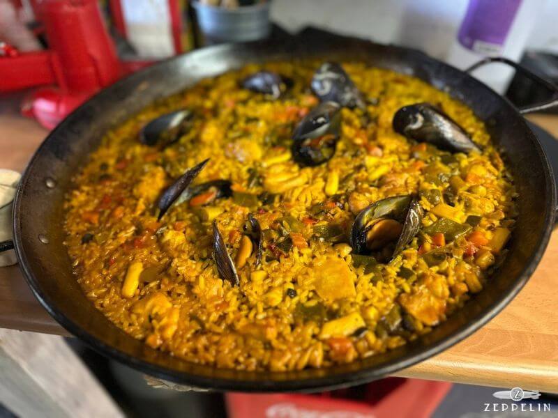Paella familiar en ZEPPELIN para comida tradicional