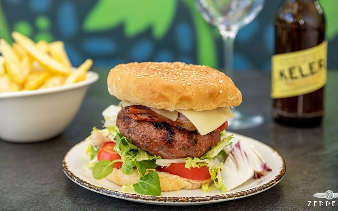 Hamburguesa gourmet con ingredientes frescos