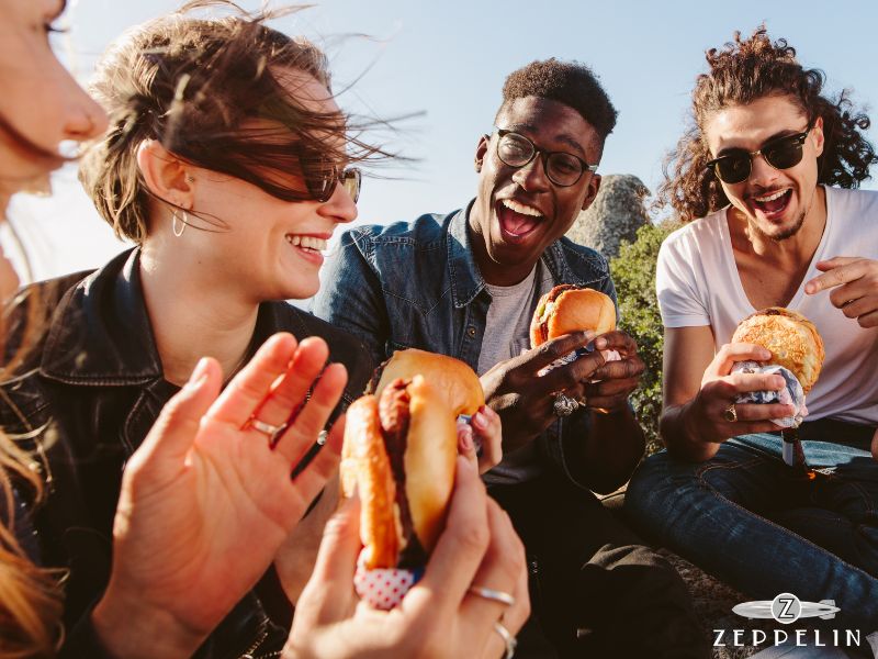 Disfrutando hamburguesas gourmet en grupo