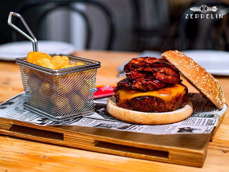 Hamburguesa con patatas caseras en Zeppelin