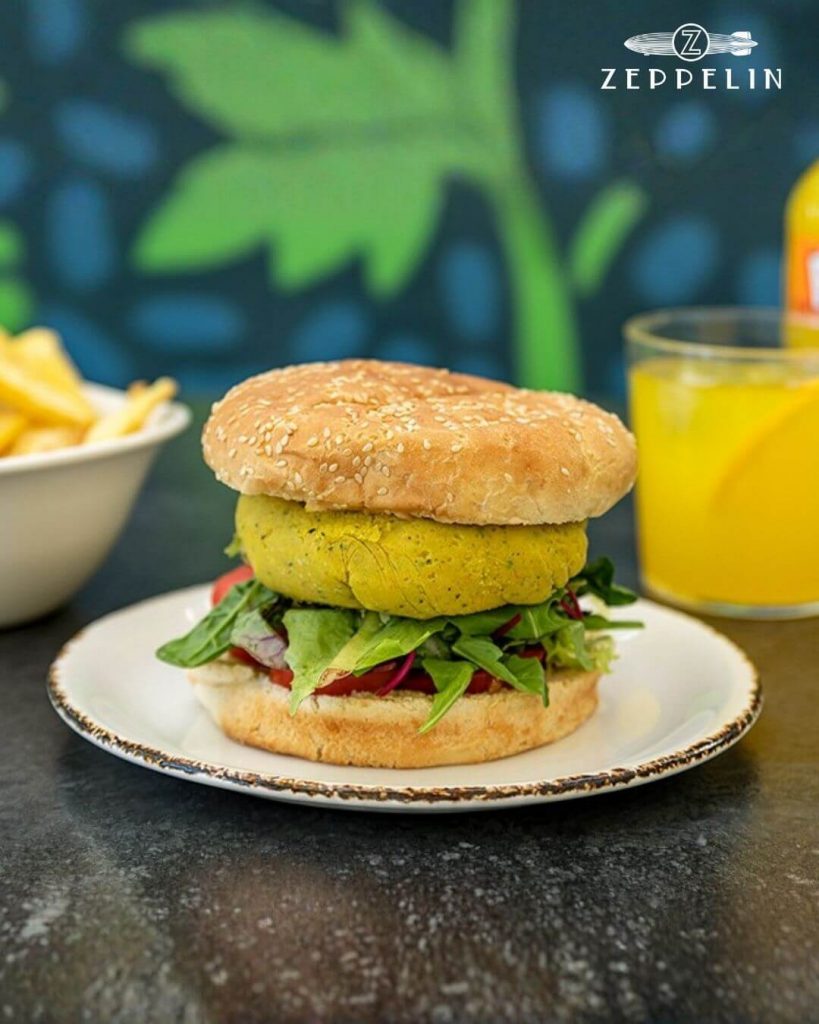 Primer plano de hamburguesa gourmet en Zeppelin