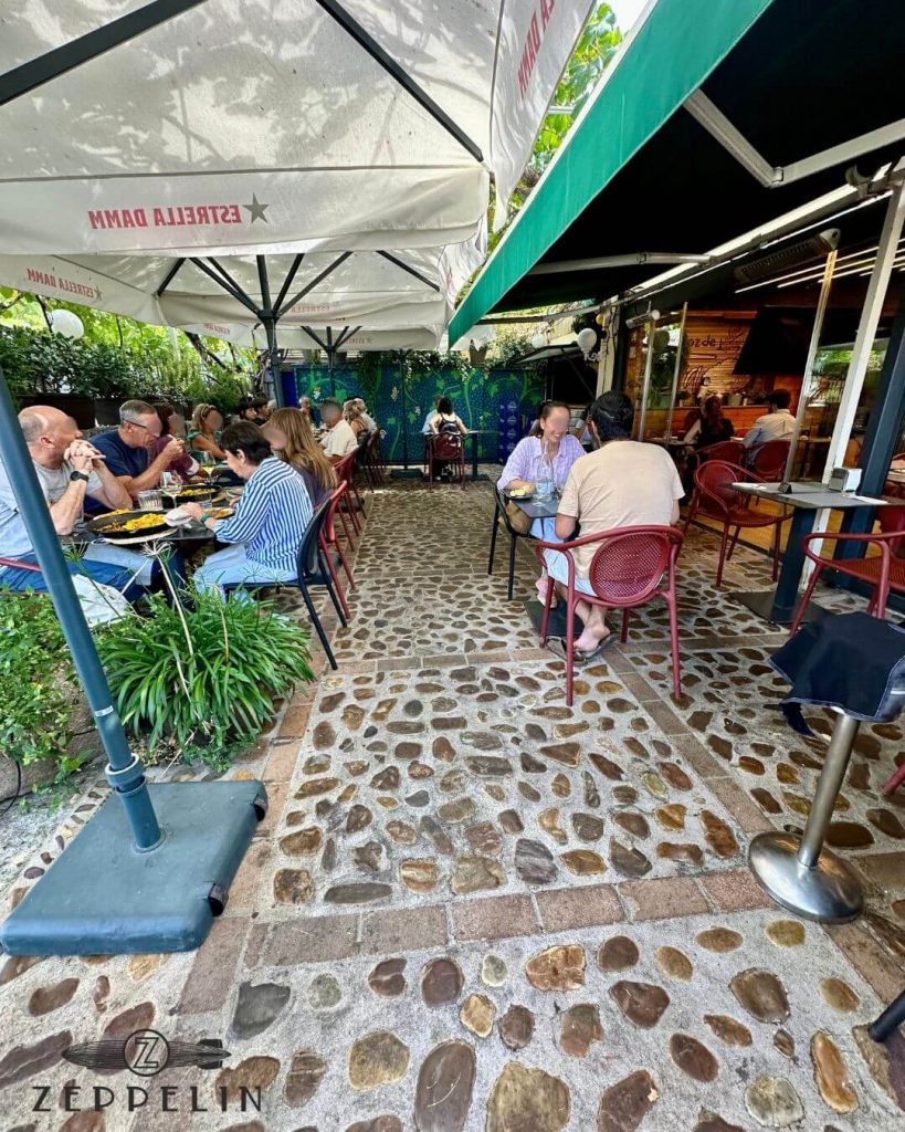 comida al aire libre en la terraza de ZEPPELIN