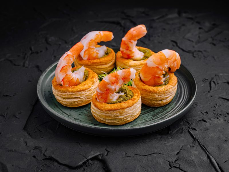 Bocados fríos y calientes del menú cóctel para eventos en ZEPPELIN Torrelodones