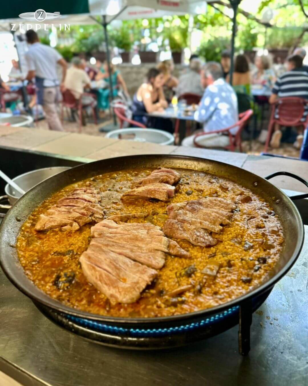 Primer plano vertical del Arroz de Secreto y Setas terminado en Zeppelin