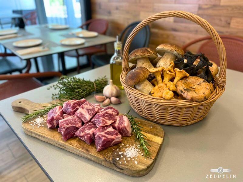 Ingredientes frescos secreto ibérico y setas para el arroz de Zeppelin