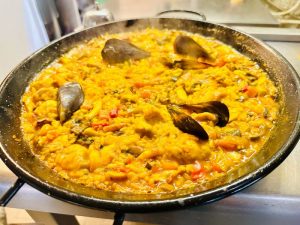 Primer plano de paella mixta con mejillones y verduras recién hecha en la cocina del restaurante Zeppelin Torrelodones