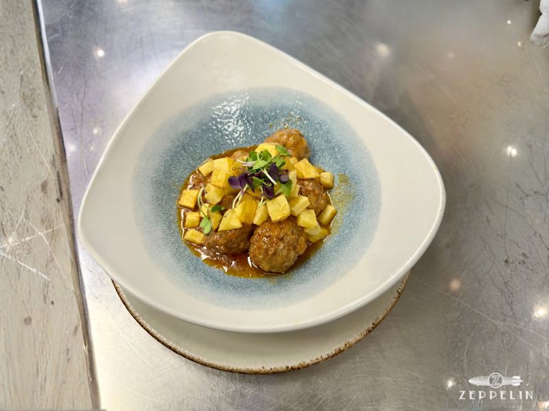 Albóndigas caseras de aguja de ternera y secreto ibérico en salsa