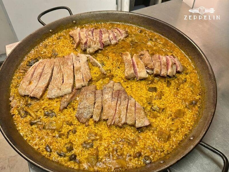 Arroz meloso con secreto ibérico y setas de temporada