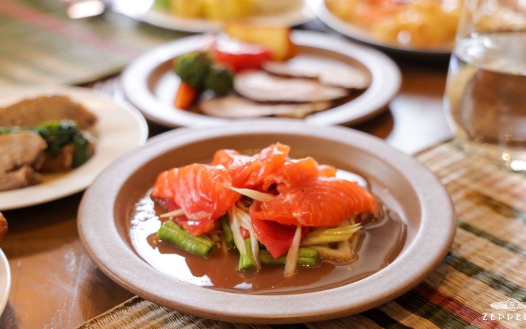 Mesa del restaurante Zeppelin Torrelodones con platos variados de comida real y ambiente acogedor