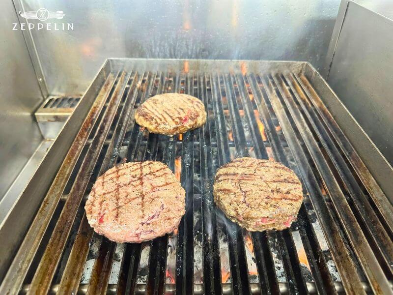 Primer plano de carne de hamburguesa de vacuno a la parrilla mostrando textura jugosa y natural