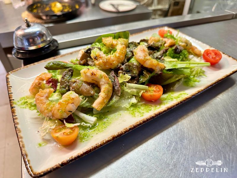 Ensalada gourmet y entrantes saludables para compartir en restaurante Zeppelin