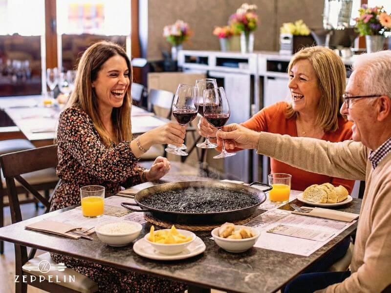 Grupo de amigos disfrutando de una comida en Restaurante Zeppelin
