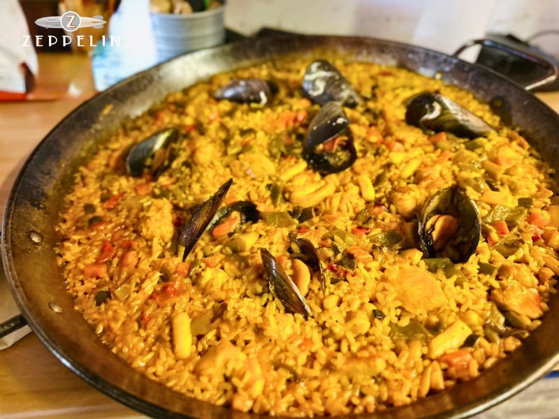 Plato de arroz con marisco recién preparado en Restaurante Zeppelin