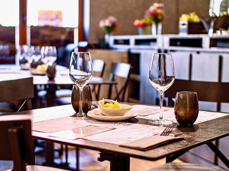 Mesa reservada para el Día del Padre en Restaurante Zeppelin