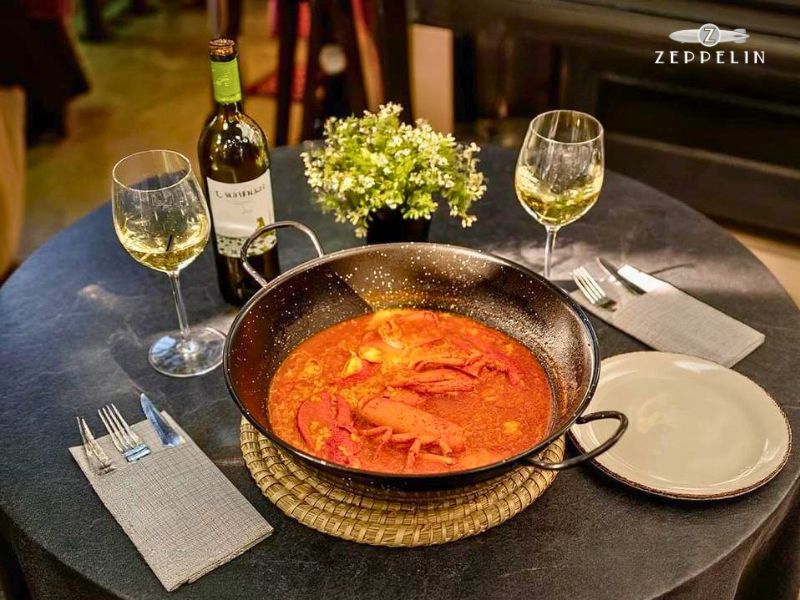 Primer plano de un arroz con marisco para el especial del Día de la Madre