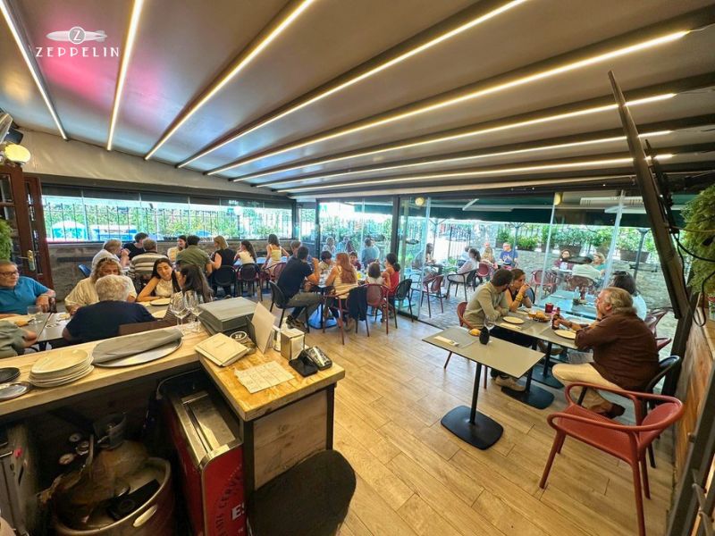 Interior acogedor y tranquilo de Restaurante Zeppelin para comer en el Puente de Mayo