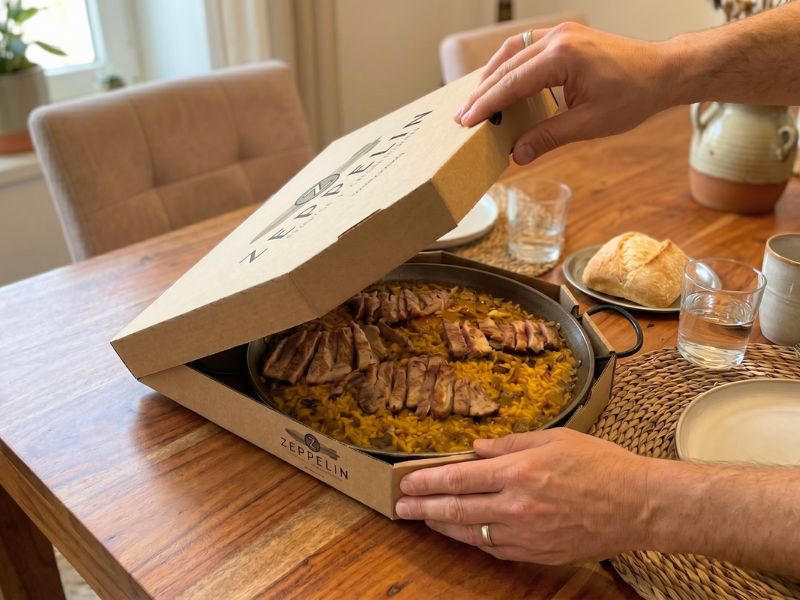 Arroz para llevar de Zeppelin servido en mesa familiar en casa