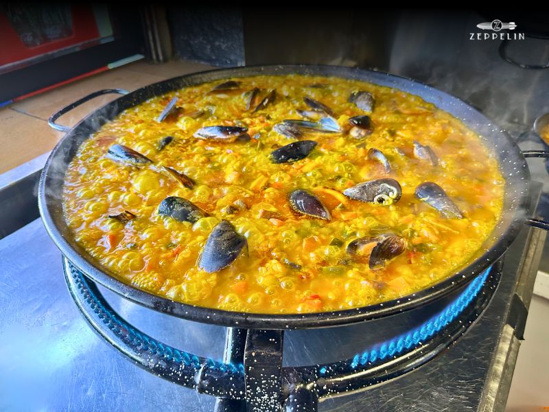 Primer plano de arroz en paellera en Restaurante Zeppelin mostrando textura y producto