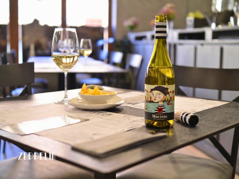 Primer plano de la botella Magnum de Albariño Marieta D.O. Rías Baixas servida bien fría