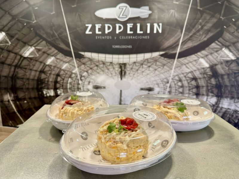Variedad de raciones y entrantes de Zeppelin servidos para compartir en una mesa en casa