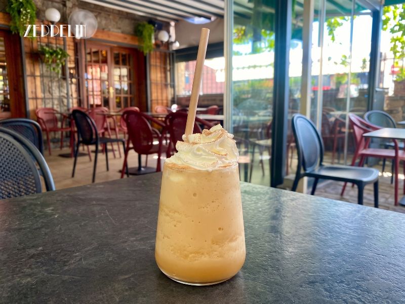 Un Frapuccino de caramelo bien frío con nata servido en la terraza de Restaurante Zeppelin