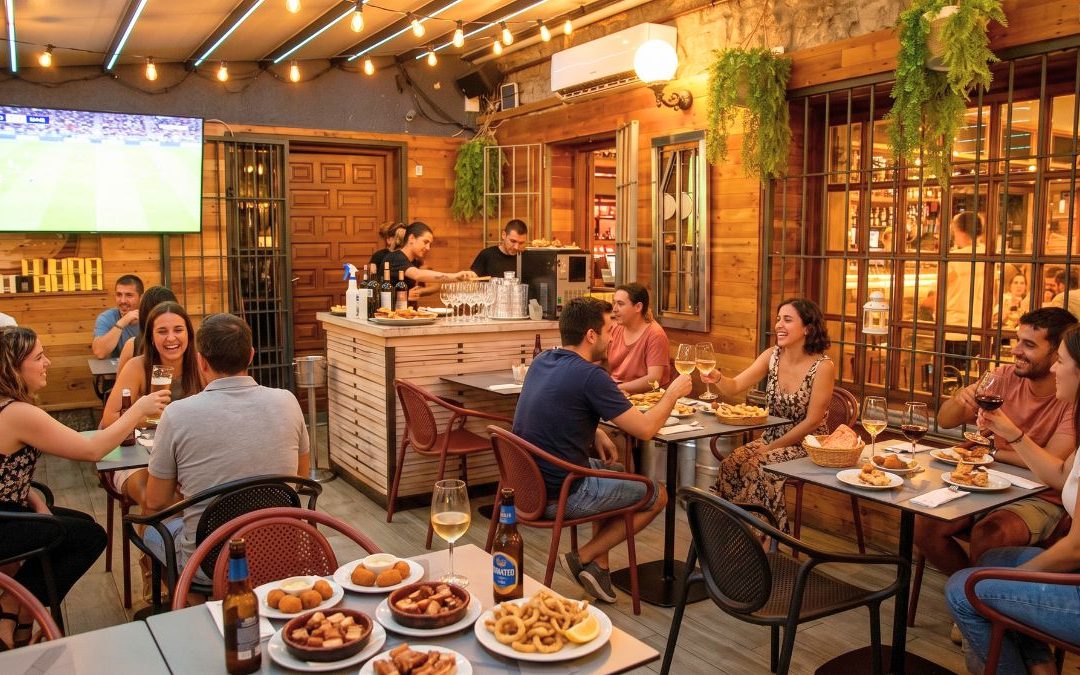 Ambiente nocturno en la terraza iluminada de Restaurante Zeppelin en Torrelodones disfrutando de una cena fresca en verano