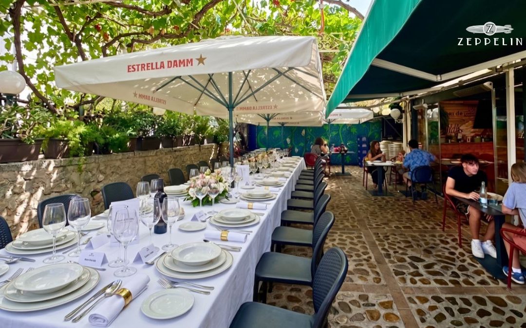 Mesa larga preparada para cena de empresa en Zeppelin, Torrelodones