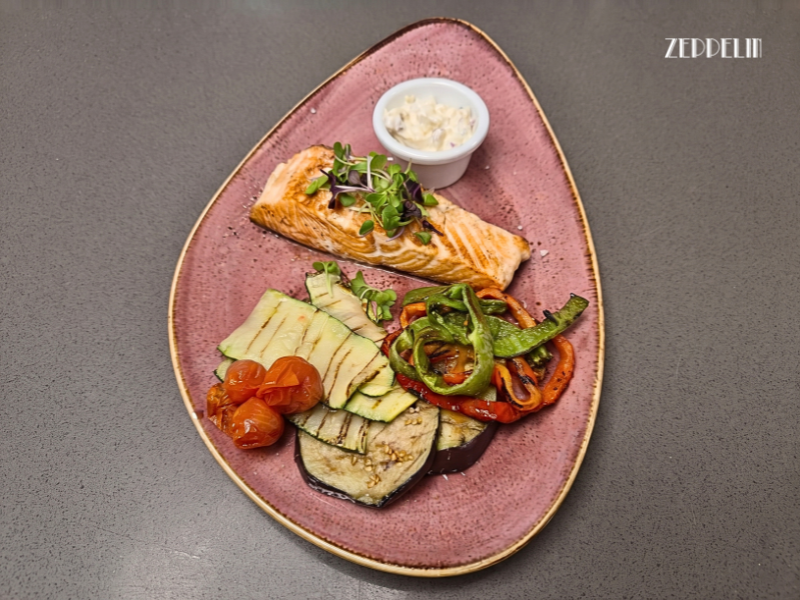 Salmón a la parrilla con verduritas del menú del día en Zeppelin, Torrelodones
