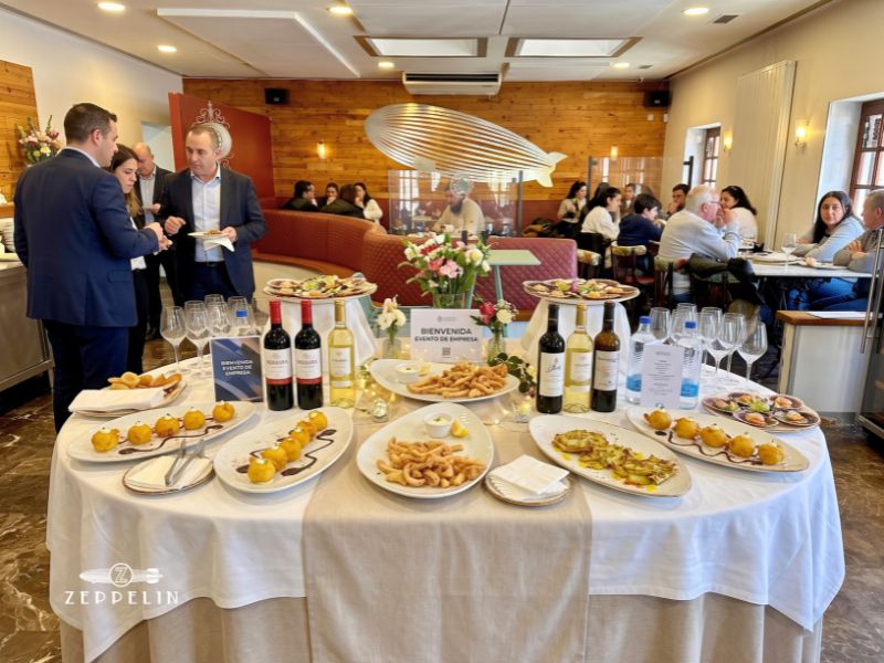 Mesa de bienvenida con aperitivos para evento de empresa en Zeppelin, Torrelodones