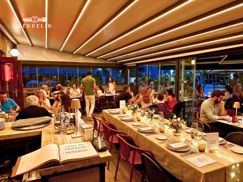 Terraza cubierta de Zeppelin de noche montada para cena de empresa, Torrelodones