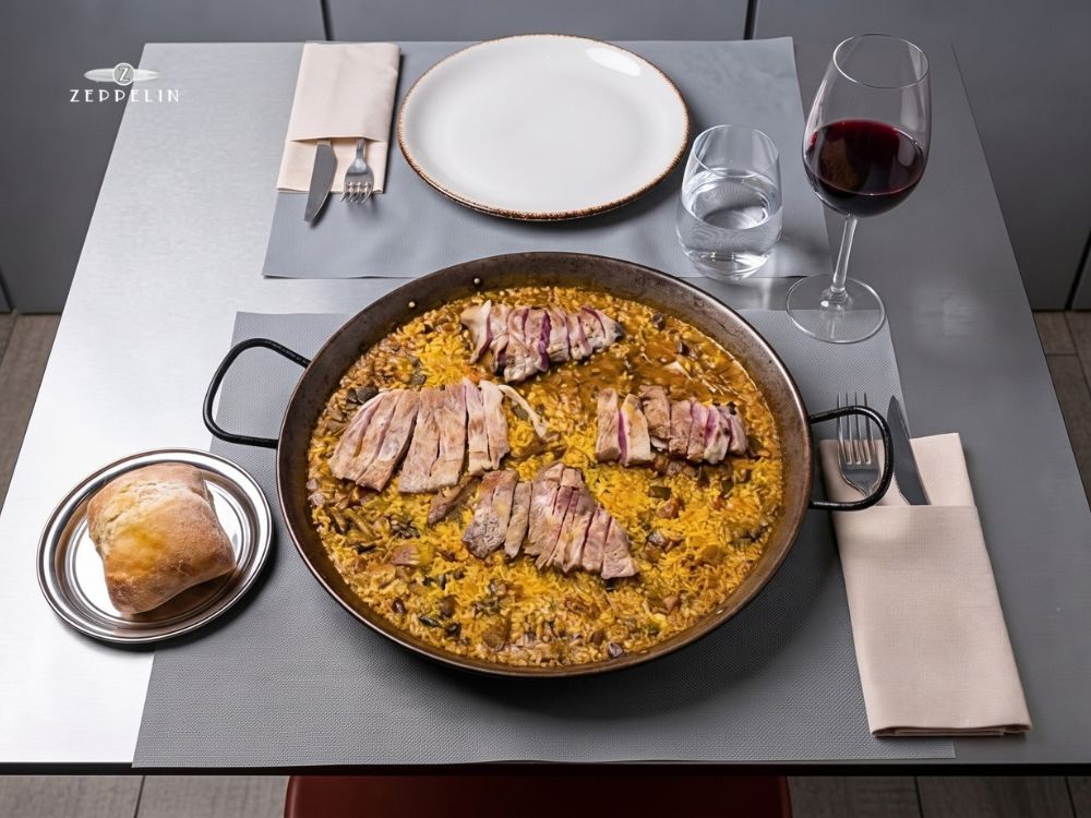 Arroz de secreto y setas servido en mesa en Zeppelin, Torrelodones