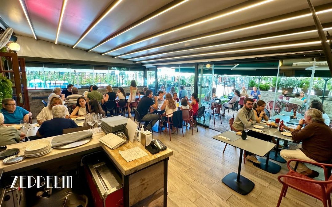 Comensales en la terraza de Zeppelin a finales de septiembre, Torrelodones