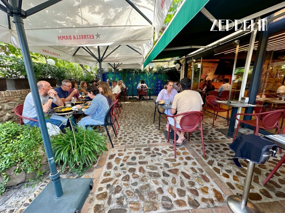 Comensales en la terraza de Zeppelin a finales de septiembre, Torrelodones